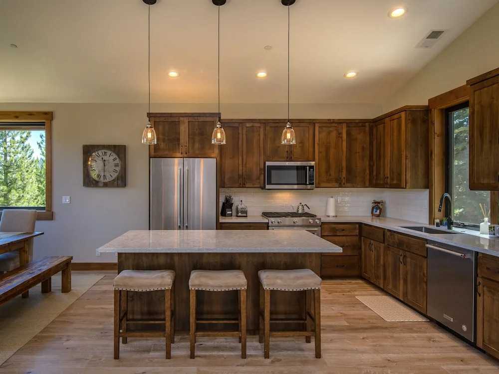 Tahoe Donner Home 4 Bedrooms 2.5 Bathrooms Home