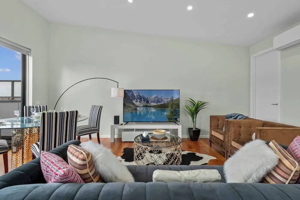 Luxurious 3-bedroom Townhouse in Charming Maidstone 7 KM TO CBD