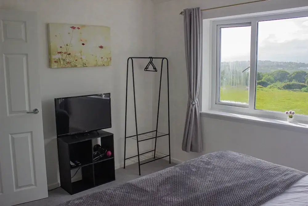 Swansea 3 Bedroom Home With Parking & Garden