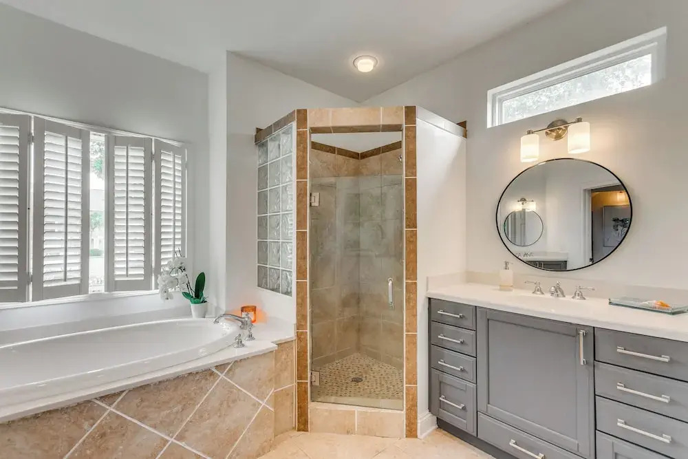 Luxe Gulf Breeze Home w/ Patios - 4 Mi to Beaches!