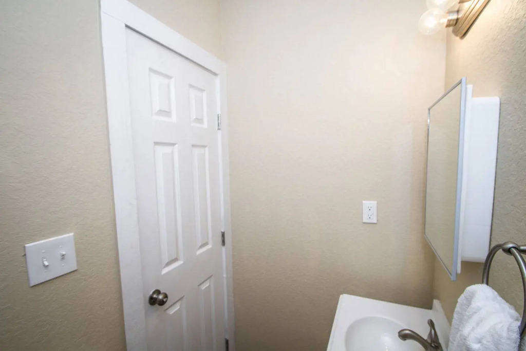 Hackberry St #B Renovated 2BR Near Downtown SA
