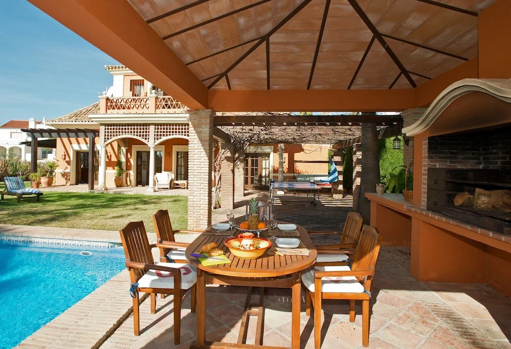 Holiday villa with 5 bedrooms, private pool, Nueva Andalucia, Marbella