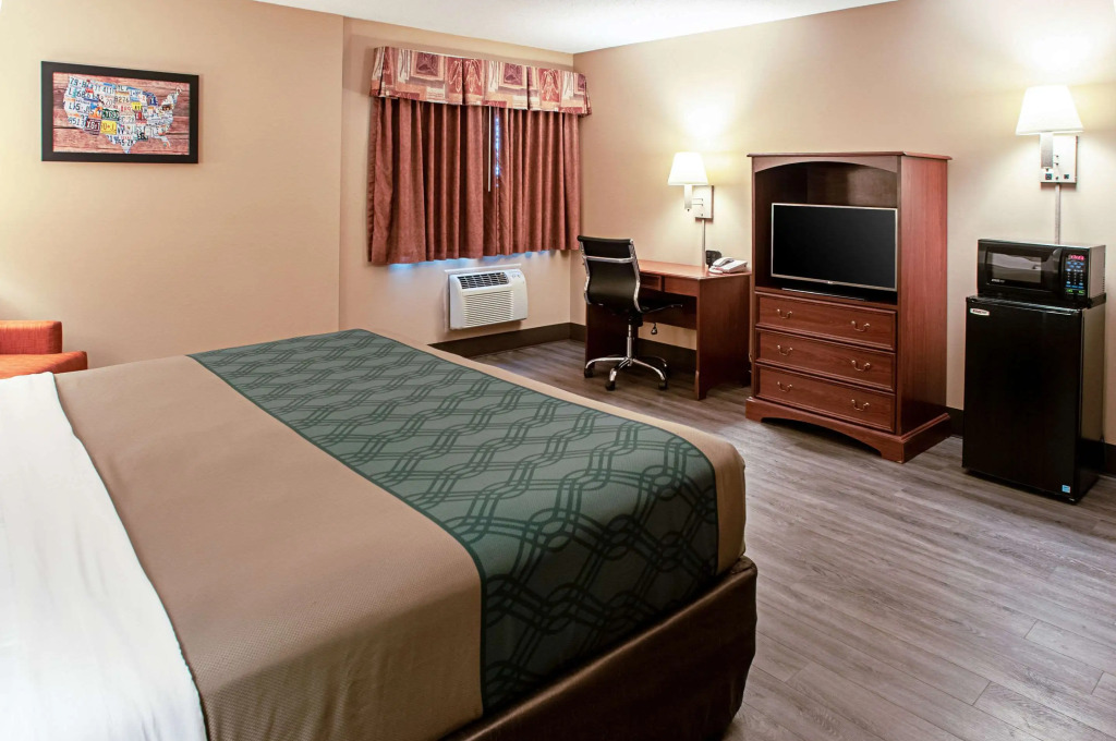 Econo Lodge Menomonie On The Bay
