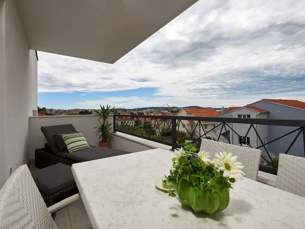 Enticing Holiday Home in Trogir near Sea Beach