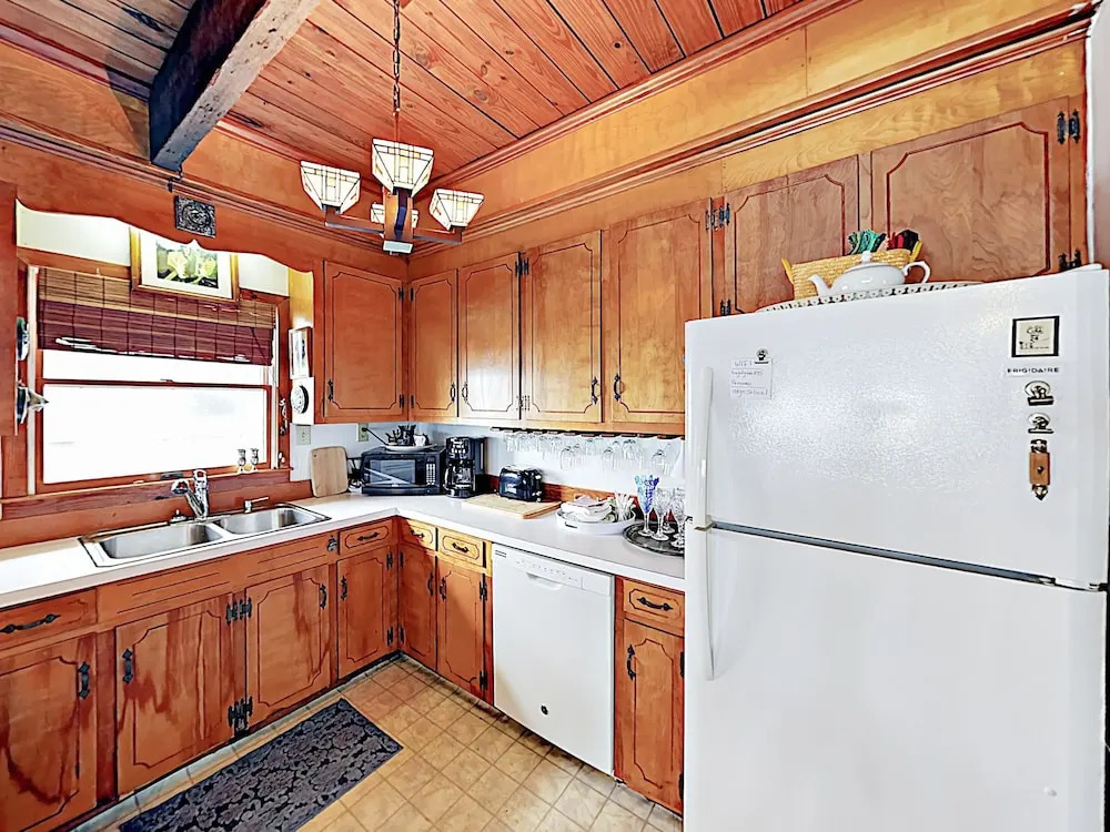 Beachfront Getaway W/ Huge Deck, Classic Interiors Home