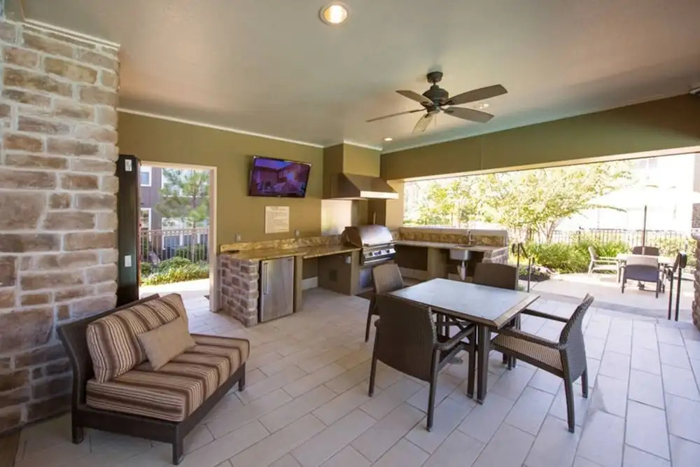 Stunning Modern Home Gated Community Pool & Gym