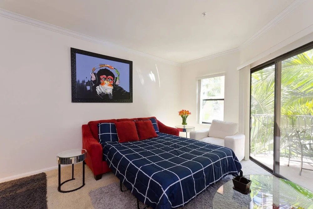 Top Downtown Location, Fast WIFI, & Free Parking! (P-1)