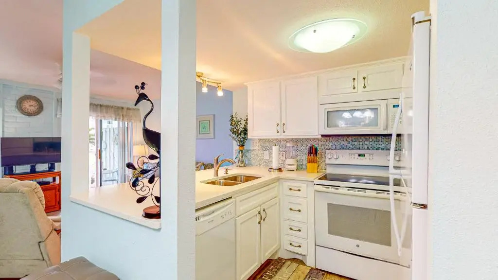 EC134 Newly Remodeled Ground Floor Condo, Boardwalk to Beach, Shared Pool and Grill