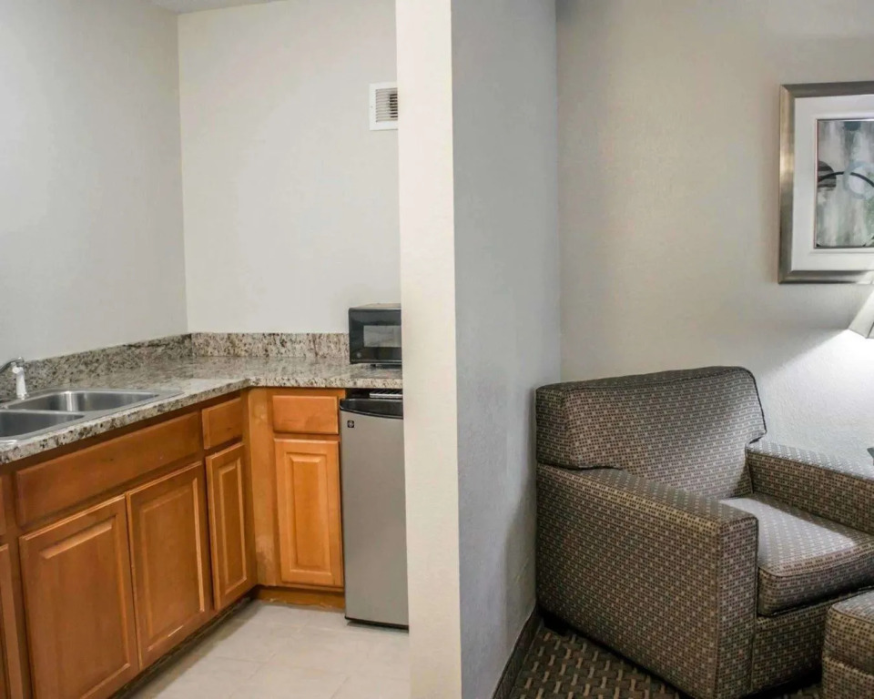 Copley Inn & Suites By OYO Akron OH