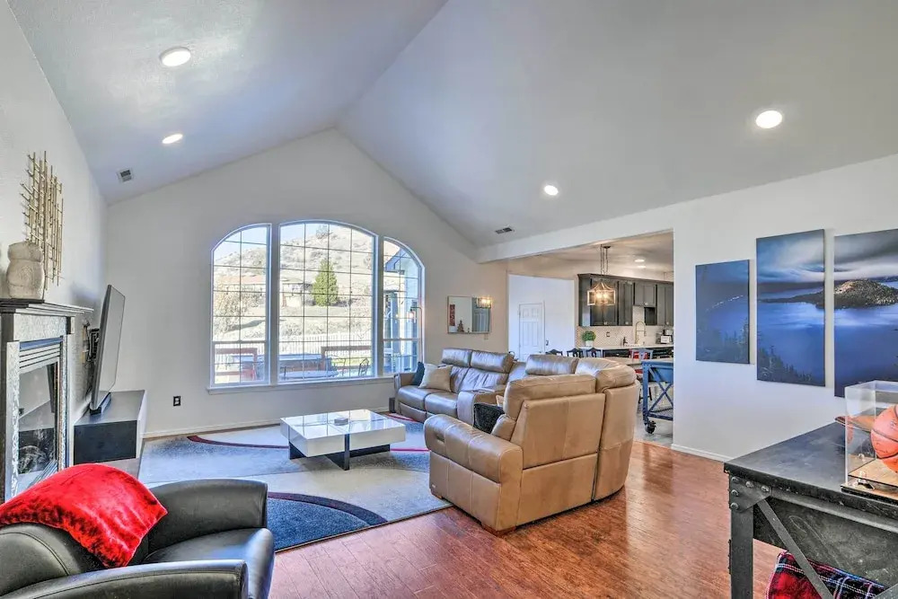 Alluring Home w/ Fire Pit u003c 1/2 Mi to OIT