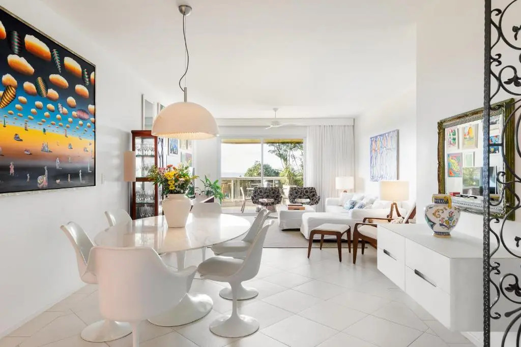 Apartamento com 4 suítes pé na areia