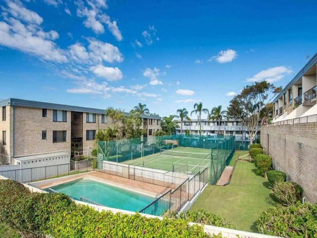 14 'The Dunes', 38 Marine Dr - Large Unit With Pool, Tennis Court And Directly Across From Fingal