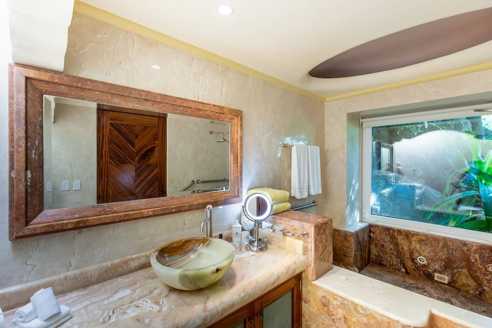 Fully Staffed, Beach frontage Luxury Villa
