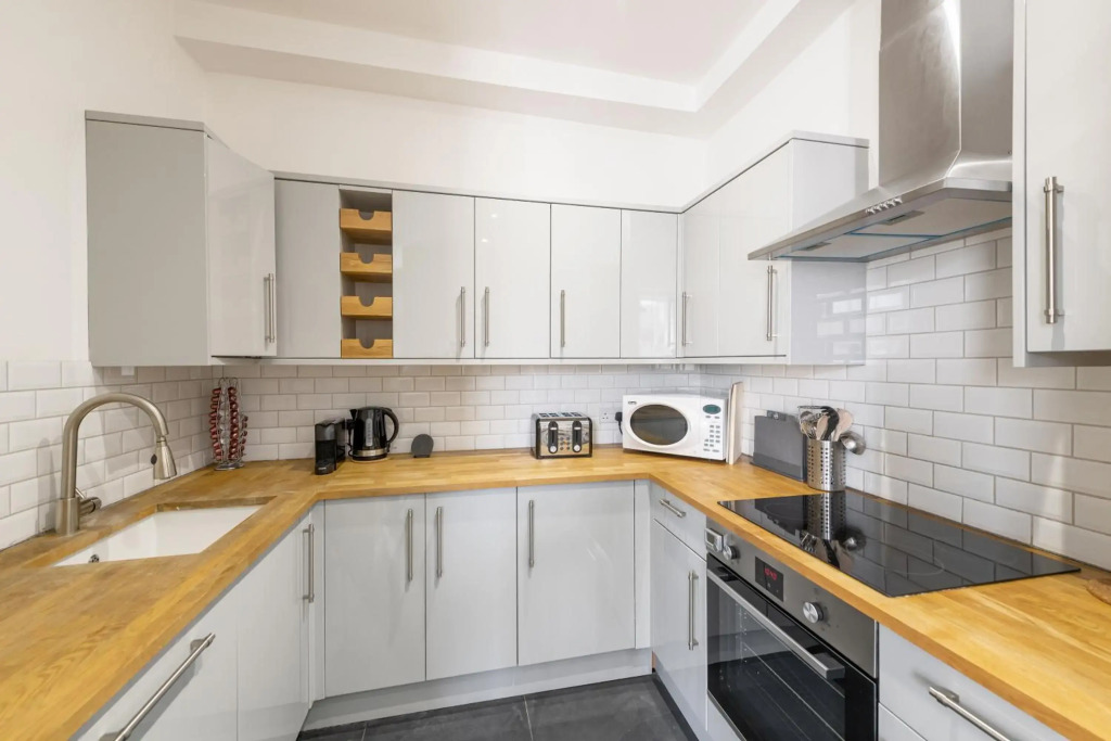 Georgian 3 Bed 3 Bath Central Apartment & Parking