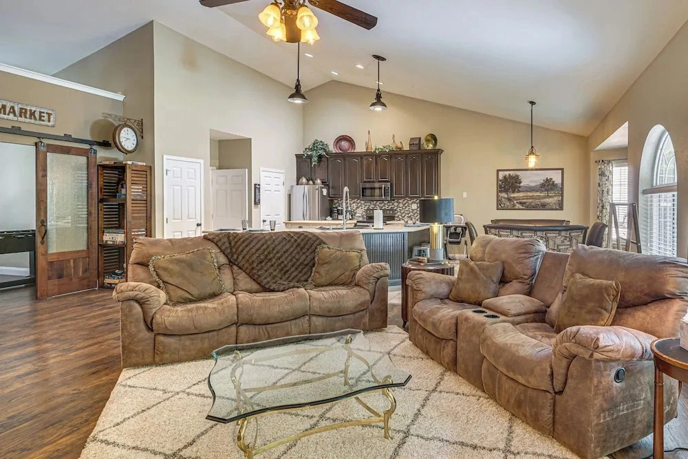 Hot Tub, Game Room! Ozarks Family Retreat By Lake