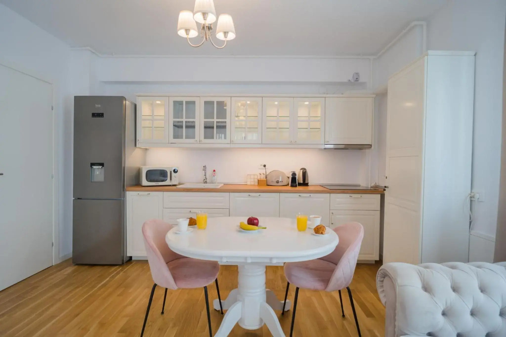 Central 1BR - city view + large balcony + Netflix