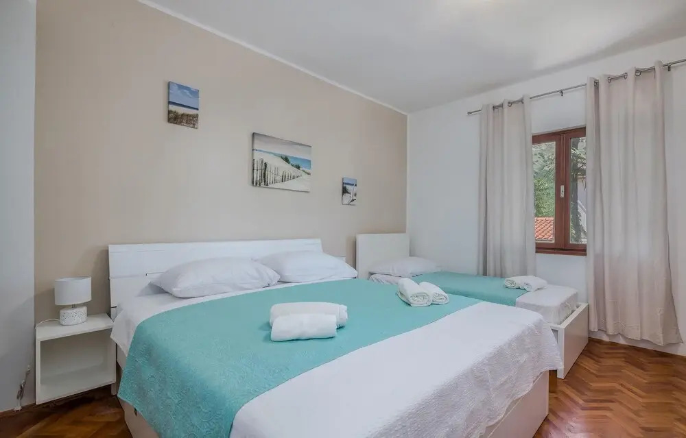 Stunning Home in Bascanska Draga With Wifi and 6 Bedrooms