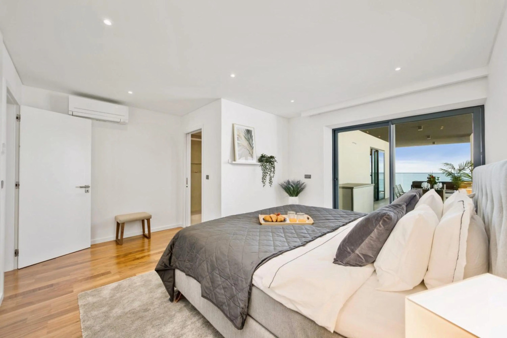 Luxorious Beachside Apartment w Pool & Seaview