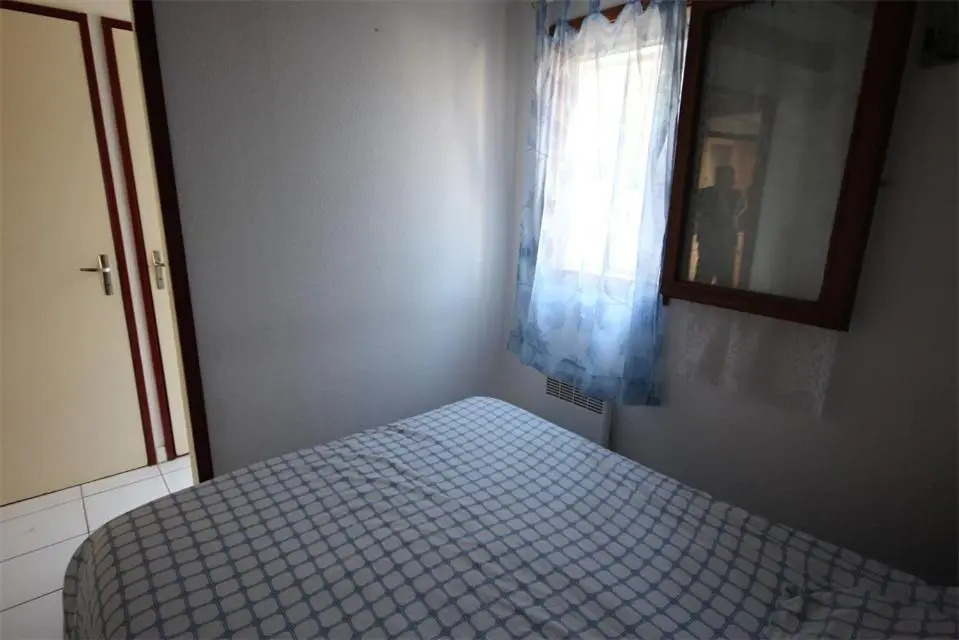 villa 3 chambres 6 couchages petite terrasse dans résidence sécurisée avec piscine commune 400m de la mer LRJP50