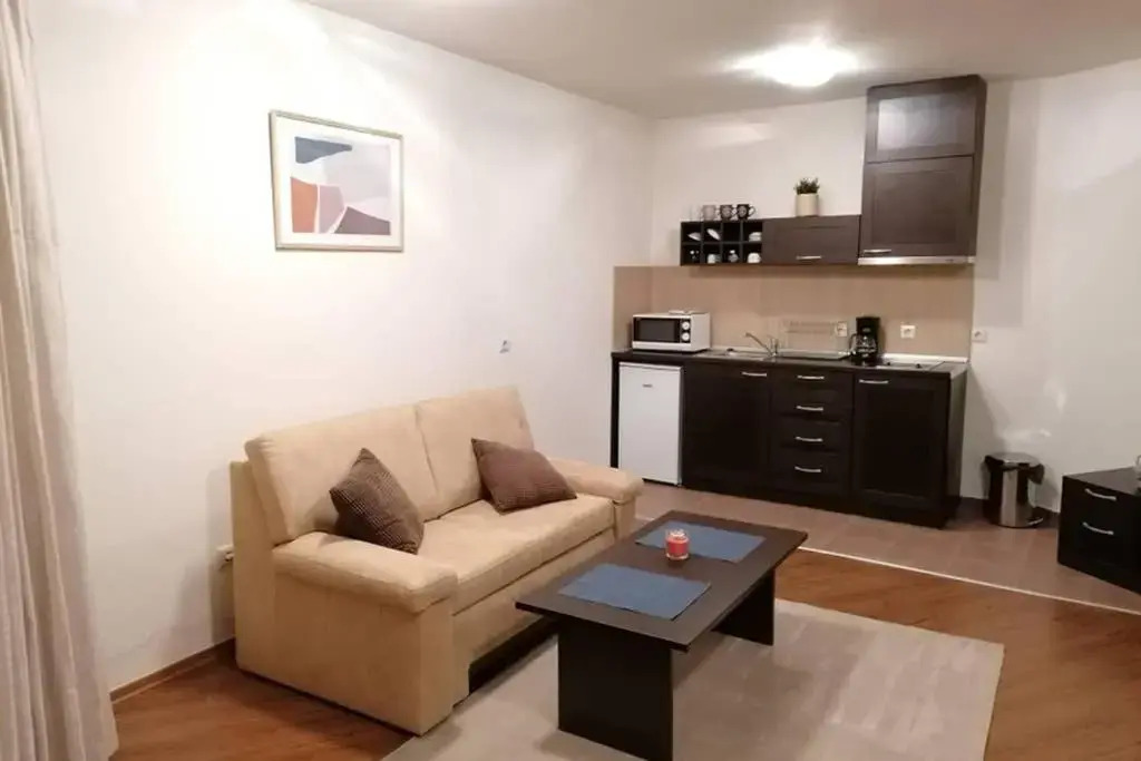 Sunny studio apartment - few steps from Gondola