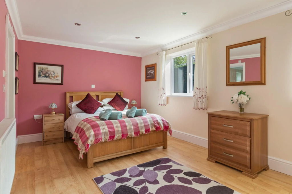 Sunningdale - Beach Side Cottage, Sea Views, Parking
