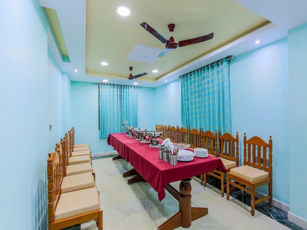 OYO 14779 Meera Motels & Residency