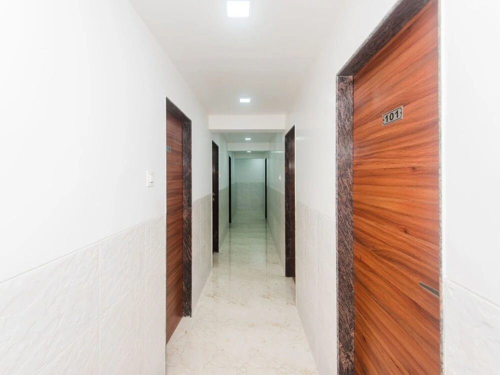 OYO 15902 Hotel Oyster Executive
