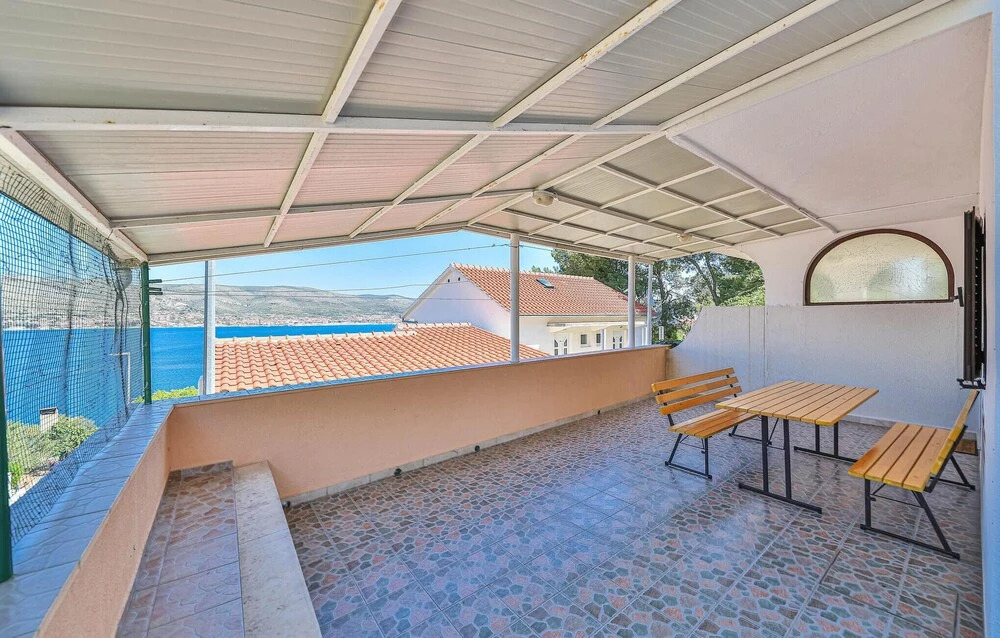 2 Bedroom Cozy Home In Okrug Donji