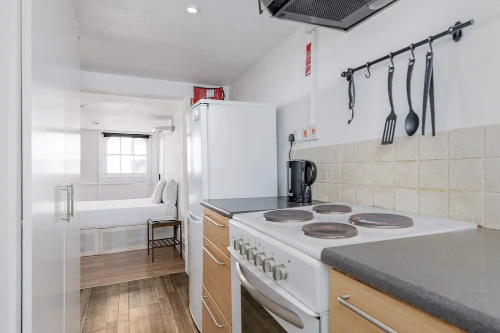 Central Top Floor Studio Flat by Oxford Street