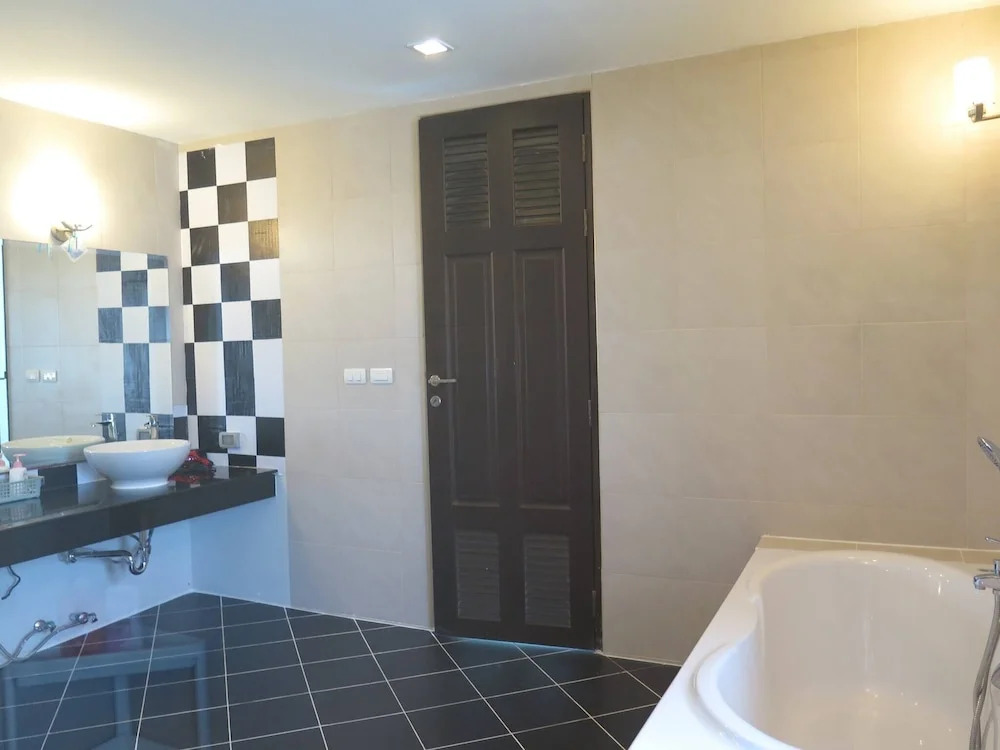 6-18 - 3 Bdr Spacious Penthouse With Shared Pool