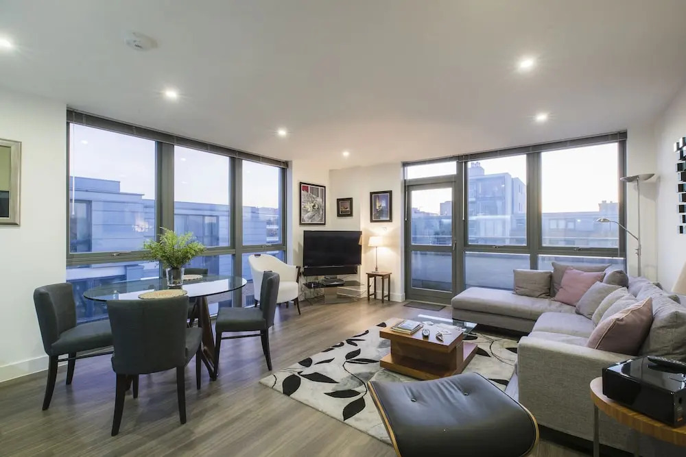 JOIVY Trendy Islington Flat for 2 with Patio