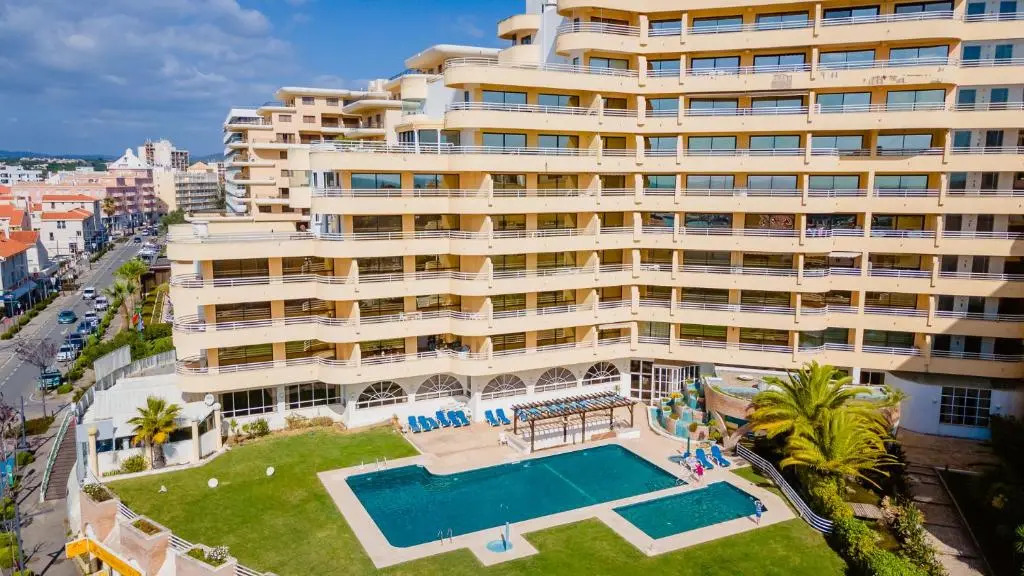 Marina 2BDR Apartment With Balcony & Pool - 5min from beach by LovelyStay
