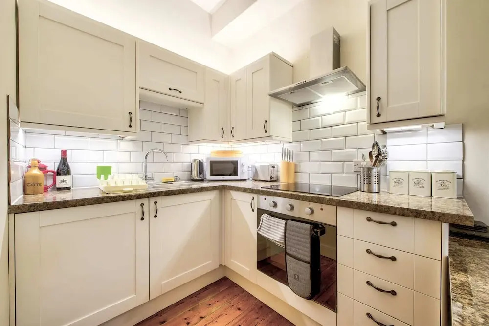 Lovely 2bdr Apartment in West End for 4 Guests!