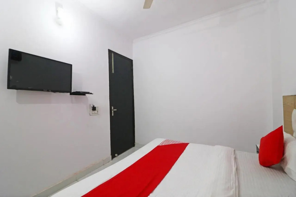 Red Carmine by OYO Rooms
