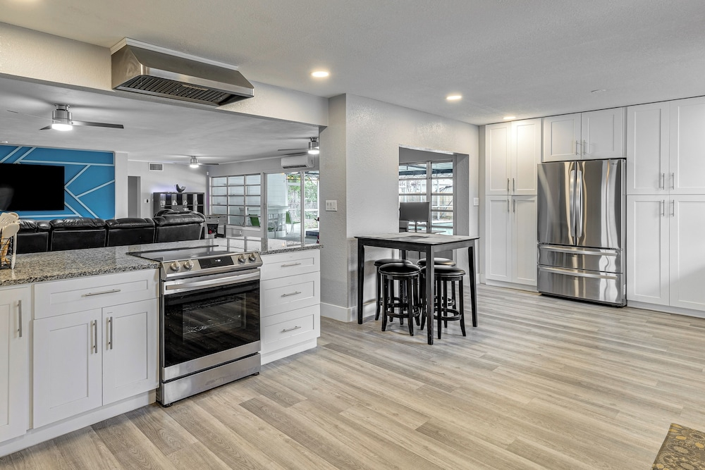 Legoland & Lakes Pool Home Pet Friendly