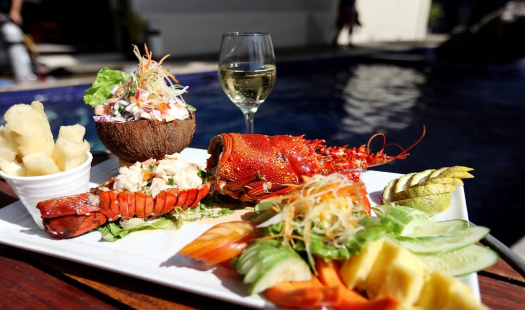 Smugglers Cove Beach Resort & Hotel