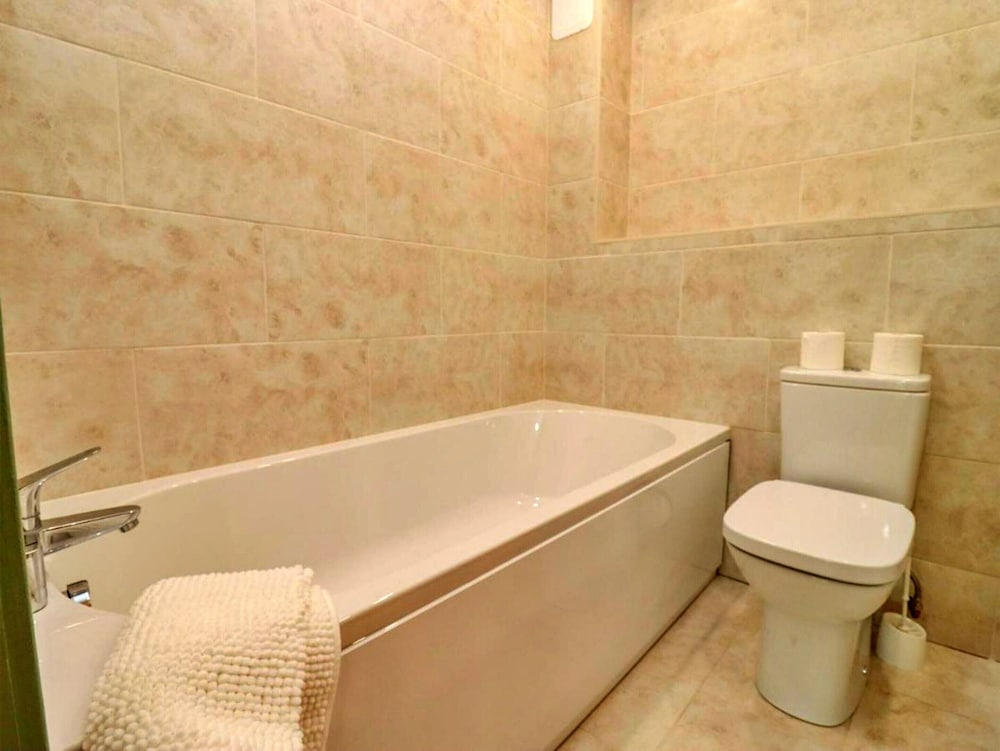 Cottage in Cotswolds With Hot Tub & Garden