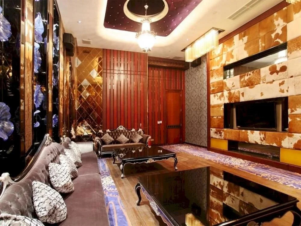 Higher Hotel Yacht Club