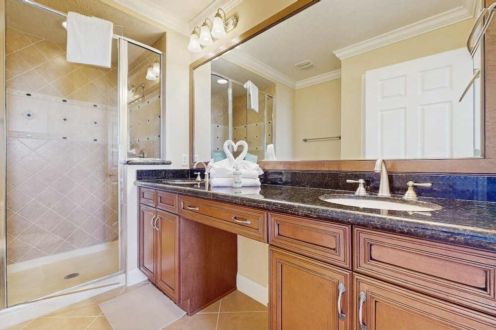 Top-floor 2BR Condo With Golf Course Views, Garage & Reunion Resort Amenities
