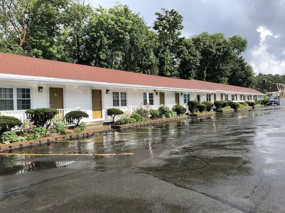 Chisholms Motor Inn