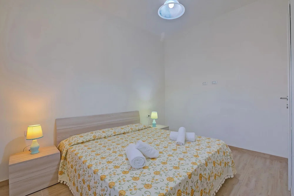 Le Bianche Apt 2 with Garden near The Sea