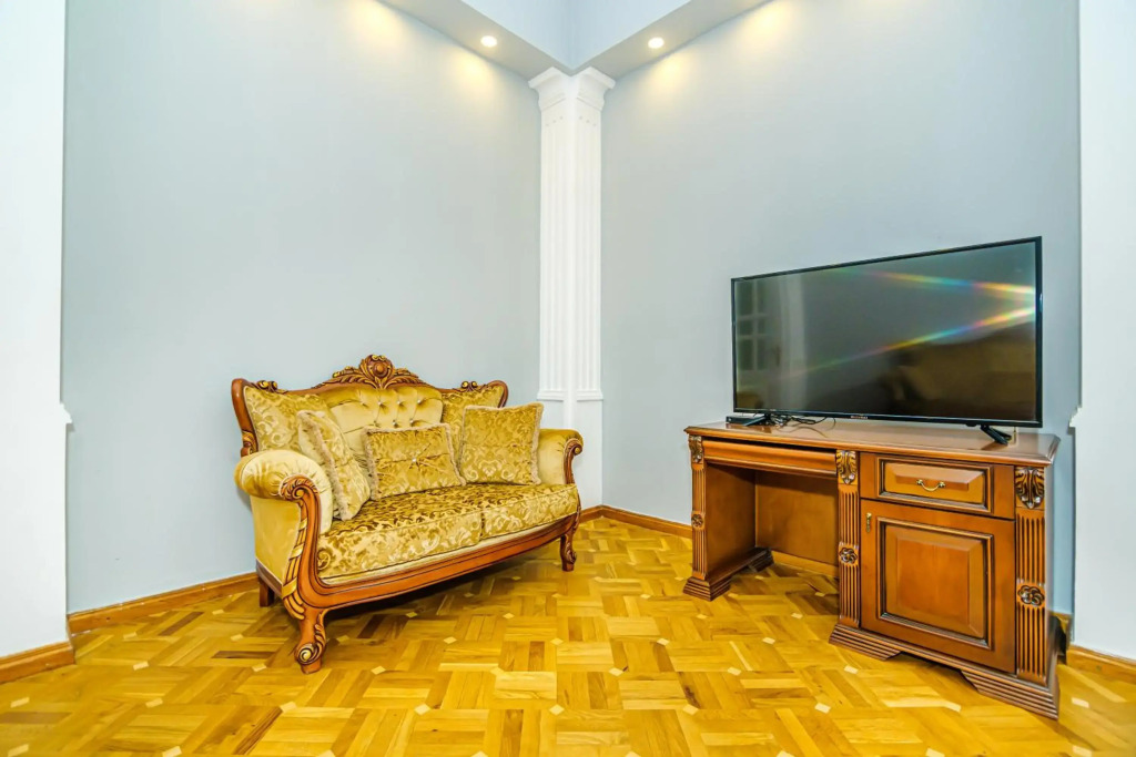 Targovu 5 Room DeLuxe Apartment