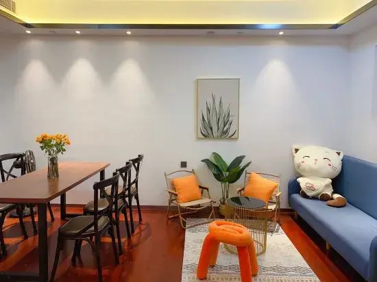 Hongshan 6979 Girls' Youth Apartment