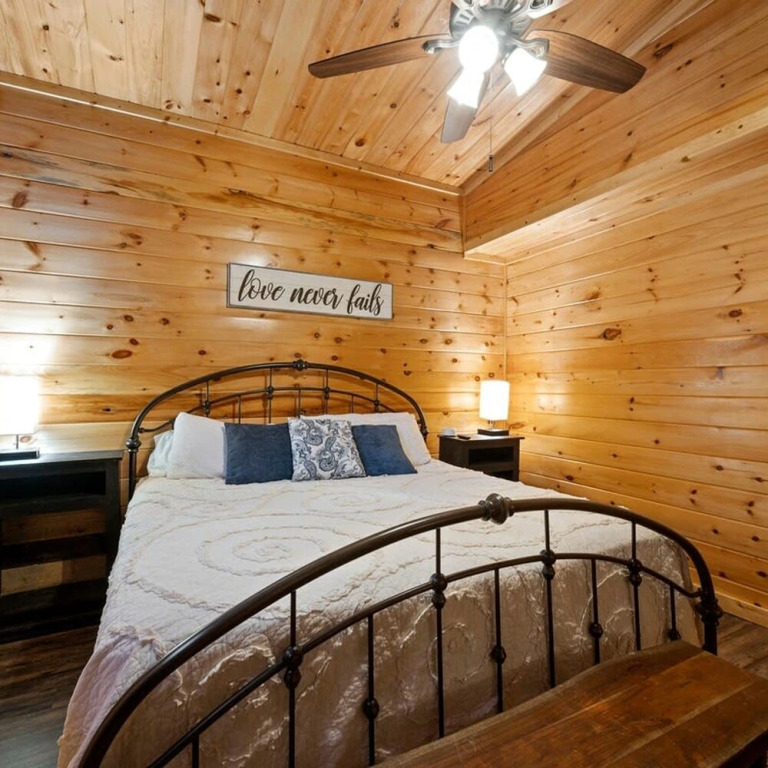 Modern Cabin in Broken Bow w Hot Tub Firepit
