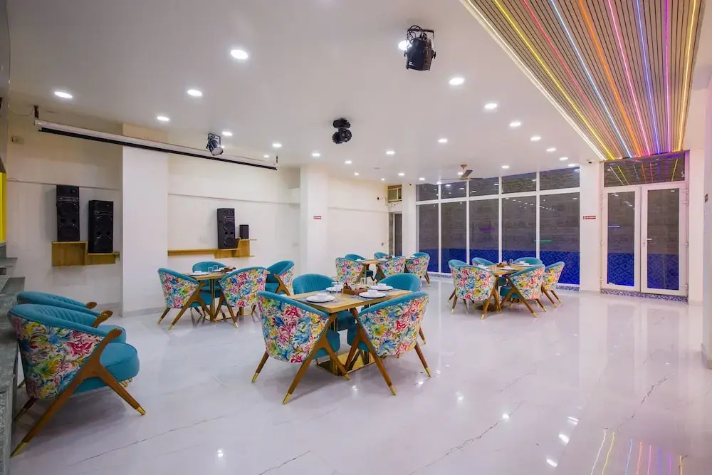 Alaya Stays Miyabi Executive Suite, Elegant 1-BHK Suite With Common Pool, Gym & Restaurant