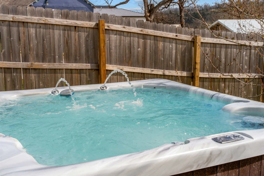 Trolly Inn Hot Tub, Walkable