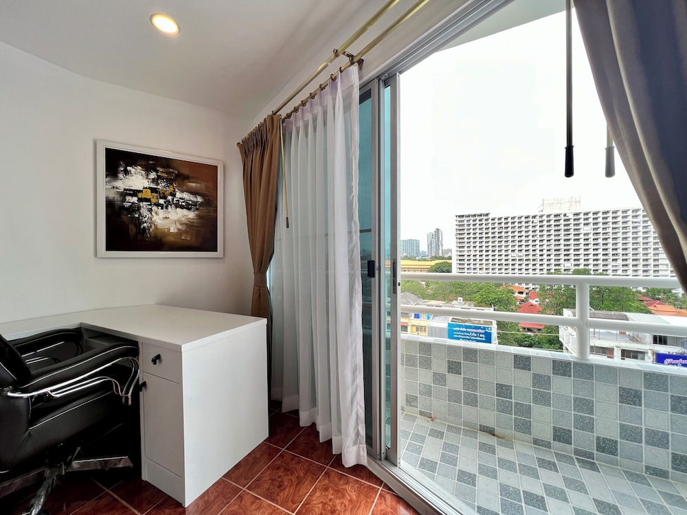 Stylish 1BR Sea-view Condo - 2 Balconies - View Talay 1 Jomtien
