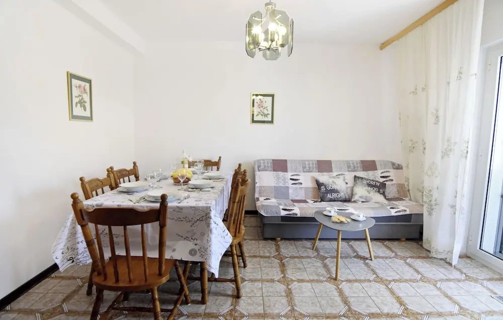 Spacious Flat With Terrace in Umag