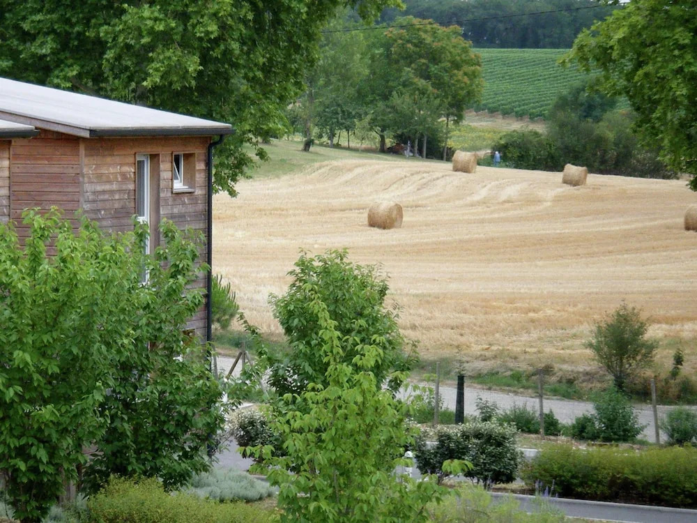Neat Studio With Barbecue, Near Beautyful Montréal du Gers