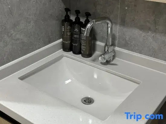 Lanman Light Luxury Hotel (Hohhot East Railway Station & Baita Airport Branch)